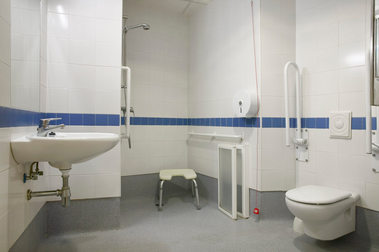 Image illustrant une salle de bain aménagée pour personne handicapé ou a mobilité réduite