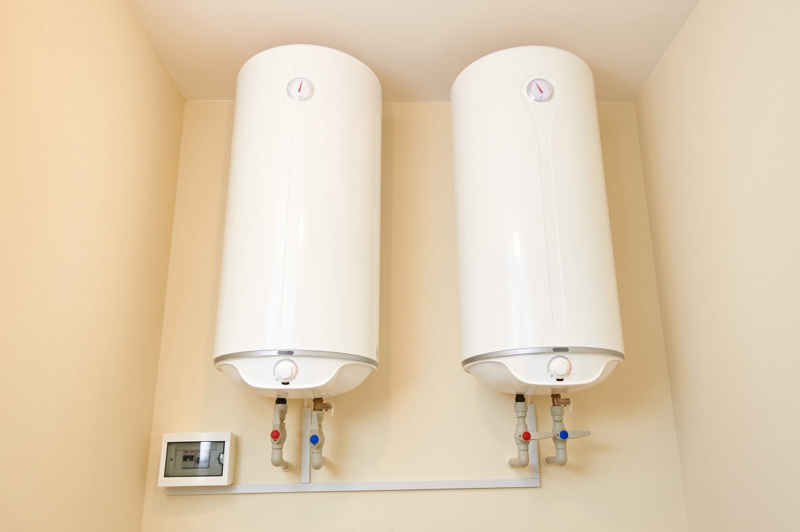 image illustrant deux chauffe-eau électriques muraux