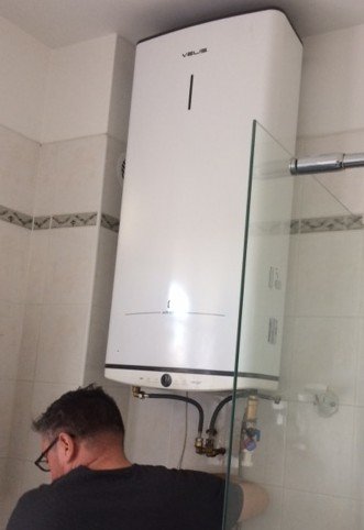 Image illustrant l'installation d'un chauffe-eau plat Ariston Vélis Pro 65 litres